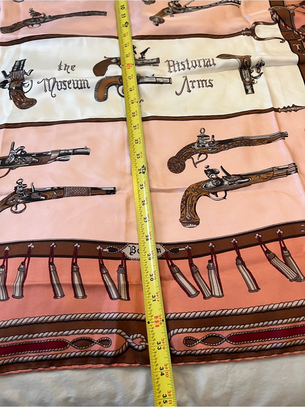 Vintage Museum of Historical Arms Scarf -features antique pistol firearms - Picture 6 of 6